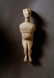 Kvindelig idol, skematisk figur, hvid marmor med okkerindlæg, 3200-2000 f.Kr.
