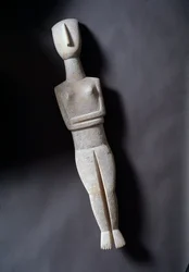 Kvinnlig idol, schematisk figur, vit marmor med ockra inlägg, 3200-2000 f.Kr.