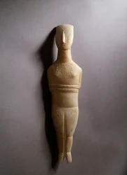 Skematisk kvindefigur, hvid marmor med okkerfarver, 3200-2000 f.Kr.