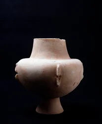 Vit marmorvas med ockra inkrustationer. Kykladisk civilisation, 3200 f.Kr. till 2000 f.Kr