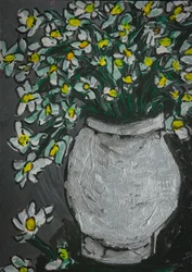 Vita blommor i grå vas