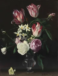 Rosor, tulpaner och narcisser i en glasvas, med en fjäril, på en avsats