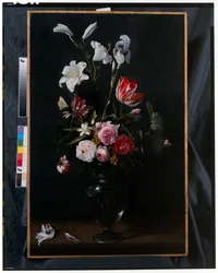 Byglar av rosor, tulpaner, påskliljor och andra blommor upphängda i blåa band (olja på koppar)