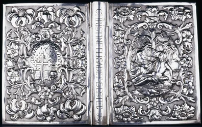 Övre och nedre bokomslag med bladverk och en bild av den barmhärtige samariten, 1740