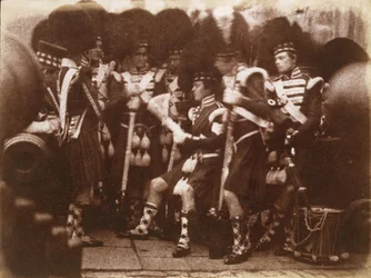 [Officer för 92:a Gordon Highlanders som läser för trupperna, Edinburgh Castle], 9 april 1846. Skapare: David Octavius Hill, Robert Adamson, Hill & Adamson.