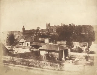 Linlithgow, från järnvägsstationen, med rådhuset, St. Mikaelskyrkan och palatset