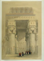 Nedanför portiken i templet vid Dendera ...
