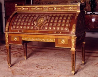 Möbel i Ludvig XVI-stil: cylinderbyrå ur Katarina II av Rysslands (1729-1796) möblemang, utfört av David Roentgen (1743-1807) omkring 1780. Mått 1,28 x 1,45 x 0,75 m. Paris, Louvren