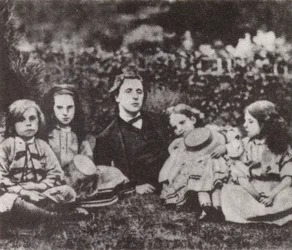 Lewis Carroll med barnen Macdonald (svartvitt foto)