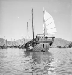 En babords vy av Hong Kong fisher d.w. typ skrot 2473HA förankrad vid Hong Kong