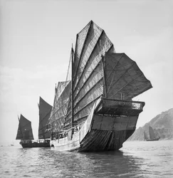 En babords kvartsbild av Yeungkong fisher type junk med portnumret 227HA under segling i Aberdeen, Hong Kong.