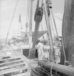 Ombord på en indisk dhow av kotia-typ för ankar i Colombo, Ceylon