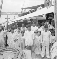 Kaptenen och besättningen ombord på den indiska dhowen av kotiatyp Karimi (fl.1938) för ankar vid Colombo, Ceylon