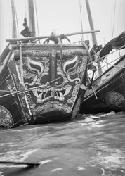 Den mycket dekorativa fören på en handelsdjonk av typen Hangchow Bay, förtöjd med andra djonker i Shanghai