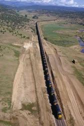 Milslångt enhetståg från Atchison, Topeka, , Santa Fe-linjen mullrar. Norra New Mexico.