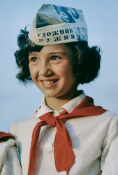 Ung flicka på pionjärläger, obligatorisk ungdomsorganisation, för sovjetisk indoktrinering, KHABAROVSK, USSR