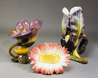 Convolvulus-formad vas, tusensköna-formad cachepot och irisformad vas, ca 1900, av Delphin Massier (1836-1907), jugendstil, barbotinkeramik, tillverkad i Vallauris. Frankrike, 1900-talet.