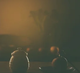 Stilleben med varmt äpple och honung
