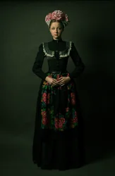 Ung kvinna i blommig folkstil