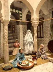 Moriska kvinnor som tillagar couscous på en gård, Alger, Algeriet, ca 1899