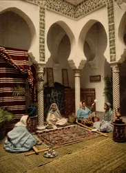 Moriska kvinnor som tillverkar arabiska mattor, Alger, Algeriet, ca 1899
