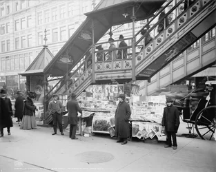 Ett typiskt tidningsstånd på en trottoar i New York City, ca 1903
