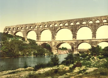 Romersk bron över Gard, byggd av Agrippa, Nîmes, Frankrike, c.1900