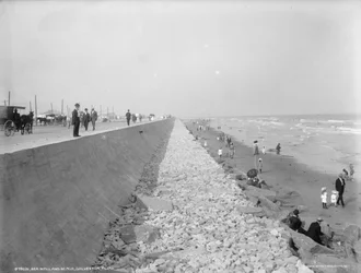 Seawall and beach, Galveston, Texas, 1910-20