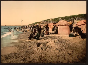 Stranden vid badtid, Trouville-sur-Mer, Frankrike, ca 1905 (färgad bild)