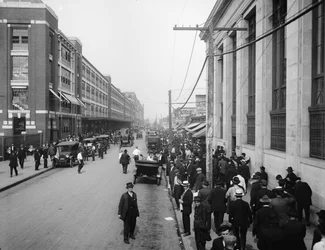 Arbetare utanför Ford Motor Company, Detroit, Michigan, USA, ca 1910