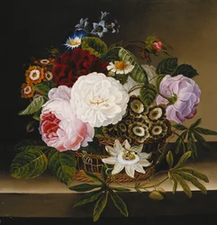 Rosor och andra blommor i en korg på en avsats
