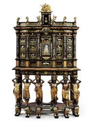 Ludvig XIV-skåp på stativ (förgylld brons, pietra dura, sköldpaddsskal, ask, eboniserat och paketförgyllt) (se även 1766356-7)