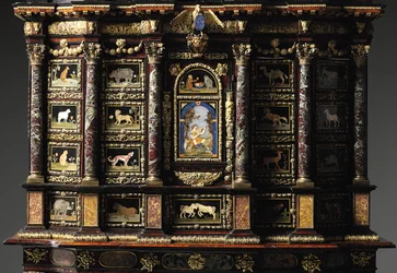 Ludvig XIV-skåp på stativ (förgylld brons, pietra dura, sköldpadda, ask, eboniserad och paketförgylld) (se även 1766355-6)