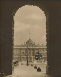 En förbigående utsikt över Somerset House från The Strand, c1935.
