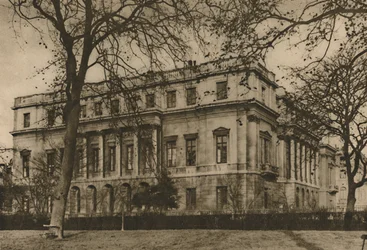 En vy av London Museum på Lancaster House genom The Green Park Railings, c1935.