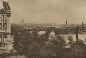 Adelphi Terrace har utsikt över floden österut från Hotel Cecil till Tower Bridge, c1935.
