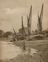 Pråmar på grund vid Mortlake med tidvattnet vid full ebb, c1935.