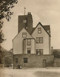 Canonbury Tower, en gammal herrgård som förvandlats till en social klubb, c1935.