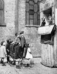 Barn tittar på en Punch and Judy-show på en gata i London, 1936
