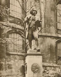 Dr. Johnson på sin piedestal, Wherece He Can See Fleet Street, c1935.