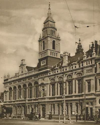 Hammersmith Town Hall från Hammersmith Broadway, c1935.