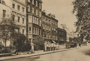 Kensington Square som fortfarande bevarar de två århundradenas fred, c1935.