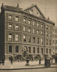 Office of Times i Queen Victoria Street nära en historisk plats, c1935.