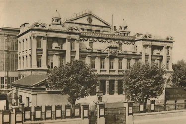 Utanför Peoples Palace i Mile End Road, c1935.
