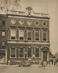 Skola på Leicester Square på platsen för Hogarths House, c1935.