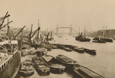 Frakt i poolen i London: A Vista från London Bridge till Tower Bridge, c1935.