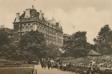 Villiers Street Sektion av Victoria Garden och en utsikt över Cecil Hotel, c1935.