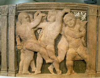 Pergamo del Duomo: musikaliska änglar. Marmorbasrelief för den yttre predikstolen i katedralen i Prato, Italien. Skulptur gjord av Donato di Niccolo Donatello