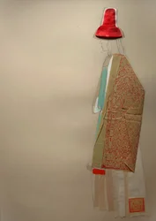 Elegant figur med röd hatt
