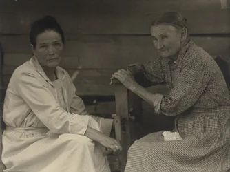 [Arminda moster Mindy Anderson Curtis, och vän], 1930-1934 (platinatryck)